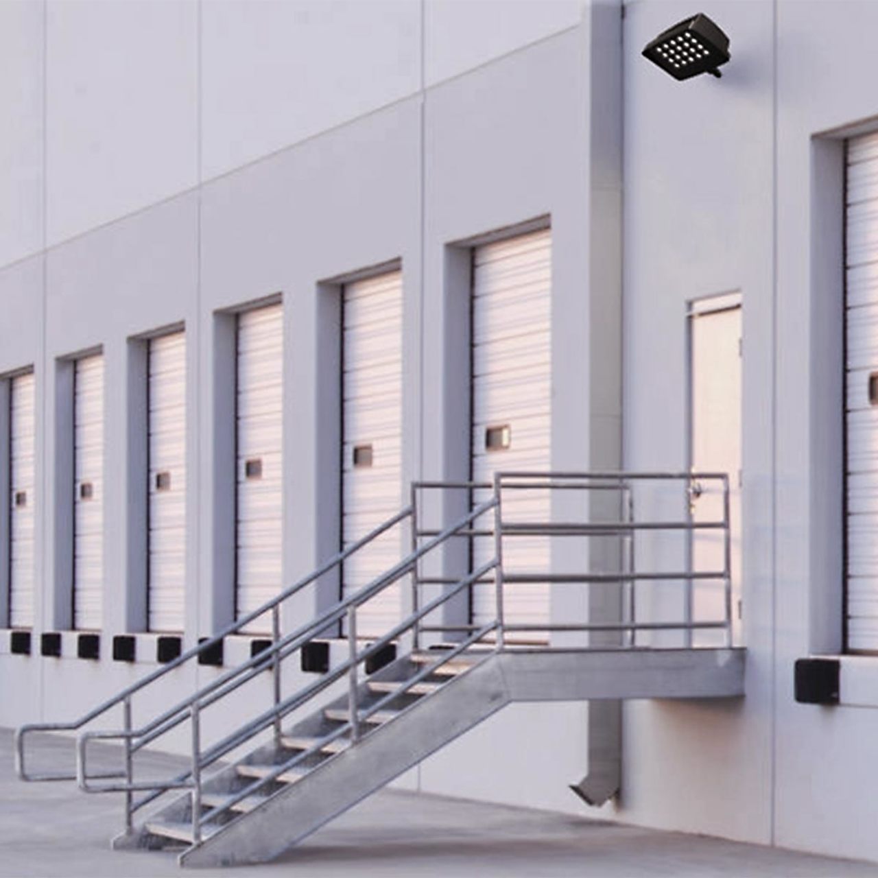 LED Dusk to Dawn Flood Light - 70W - 8000 Lumens - 4000K